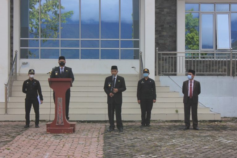 BUPATI BERSAMA WAKIL BUPATI SAMOSIR PIMPIN APEL GABUNGAN PERDANA DI LINGKUNGAN PEMKAB SAMOSIR