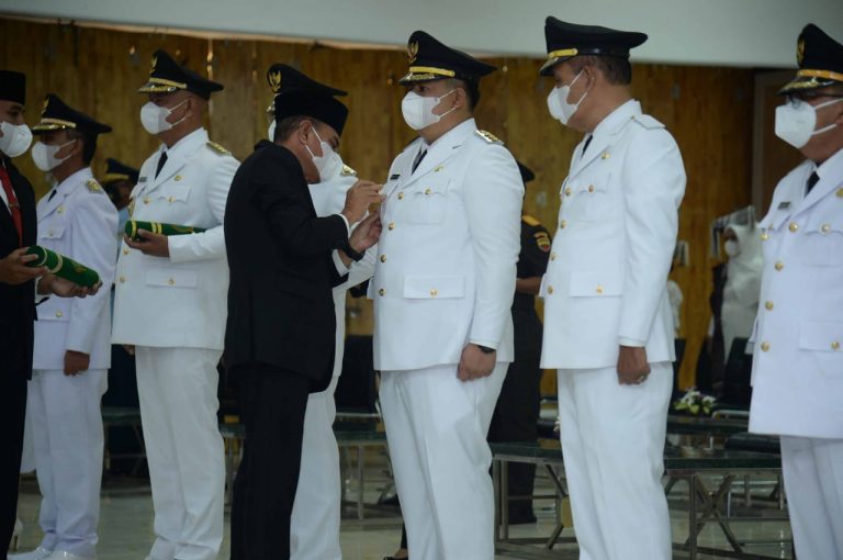 VANDIKO TIMOTIUS GULTOM, ST DAN Drs.MARTUA SITANGGANG, MM RESMI DILANTIK JADI BUPATI DAN WAKIL BUPATI SAMOSIR MASA JABATAN 2021-2024