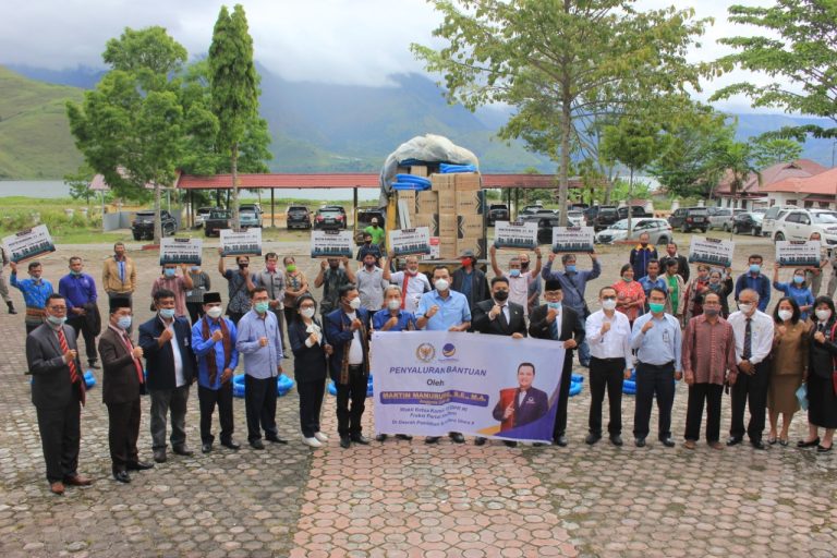 PENYERAHAN BANTUAN PKBL (PROGRAM KEMITRAAN BINA LINGKUNGAN) KEPADA 19 KELOMPOK TANI KABUPATEN SAMOSIR
