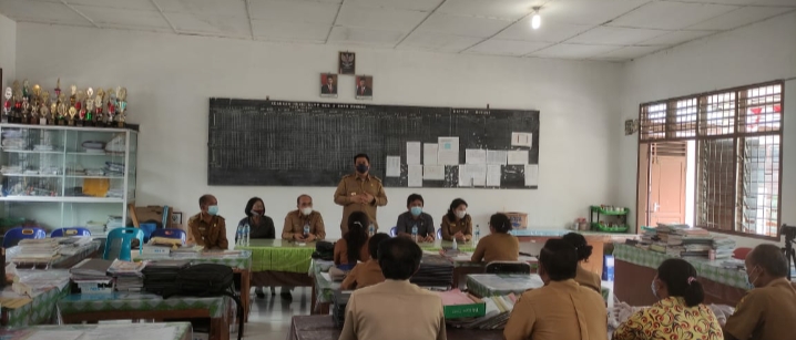 BUPATI SAMOSIR TINJAU PELAKSANAAN UJIAN SATUAN PENDIDIKAN (USP) TINGKAT SD DAN SMP DI KECAMATAN ONAN RUNGGU