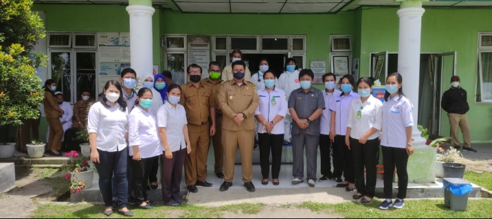 BUPATI SAMOSIR BERSAMA KETUA KOMISI 1 DPRD KAB.SAMOSIR PANTAU PELAYANAN KESEHATAN DAN PEMBERIAN VAKSIN COVID-19 DI KEC.ONAN RUNGGU