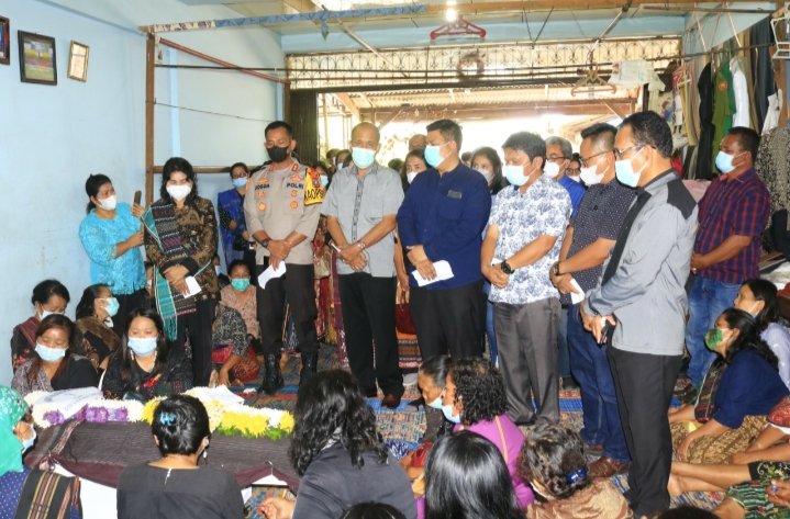 UCAPKAN TURUT BERDUKA CITA, BUPATI /WKL BUPATI SAMOSIR KUNJUNGI RUMAH DUKA KORBAN TENGGELAM