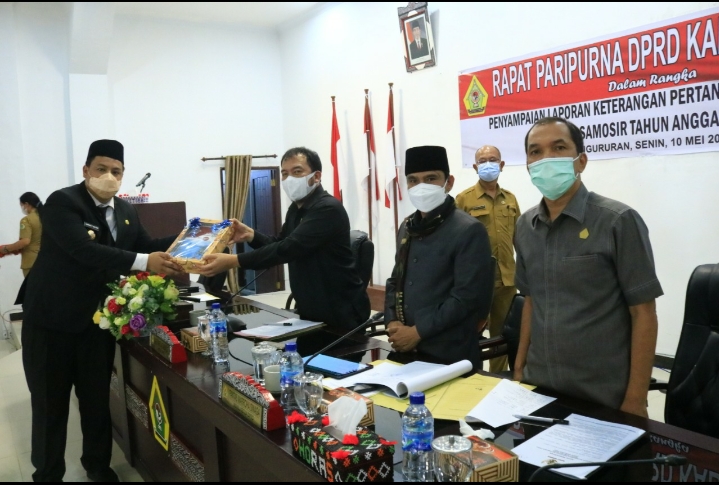 RAPAT PARIPURNA DPRD KABUPATEN SAMOSIR DALAM RANGKA PENYAMPAIAN LAPORAN KETERANGAN PERTANGGUNGJAWABAN (LKPJ) BUPATI SAMOSIR TAHUN ANGGARAN 2020