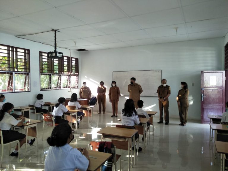 BUPATI SAMOSIR MONITORING PELAKSANAAN UJIAN SATUAN PENDIDIKAN (USP) KELAS VI DAN IX DI KECAMATAN PANGURURAN