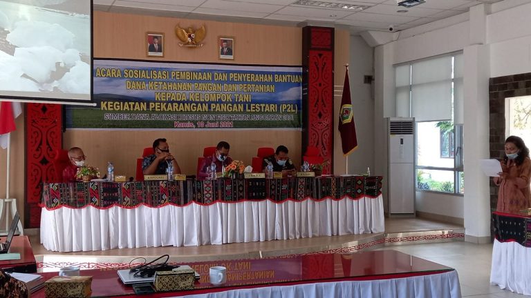 Pemkab Samosir Gelar Sosialisasi Sekaligus Menyerahkan Dana Ketahanan Pangan dan Pertanian Tahun Anggaran 2021, Kepada 7 Kelompok Tani untuk Kegiatan Pekarangan Pangan Lestari (P2L) dan Non Fisik