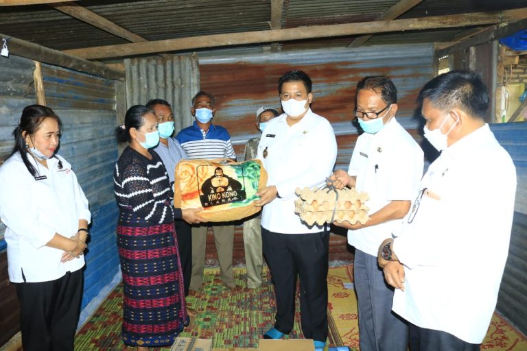 Bupati Samosir Serahkan Bantuan Kepada Korban Musibah Kebakaran di Desa Sigaol Marbun