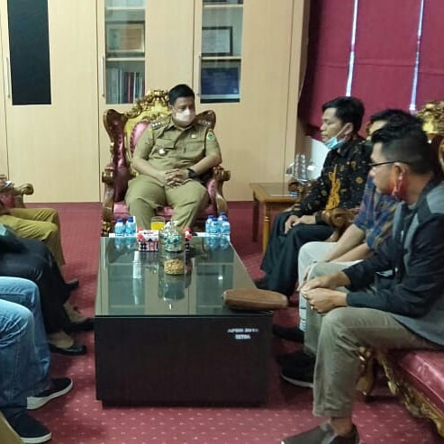 Bupati Samosir Terima 3 Audiensi di Ruang Kerjanya