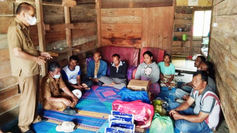 Wakil Bupati Samosir Serahkan Bantuan Kepada Korban Kebakaran di Desa Rina Bolak