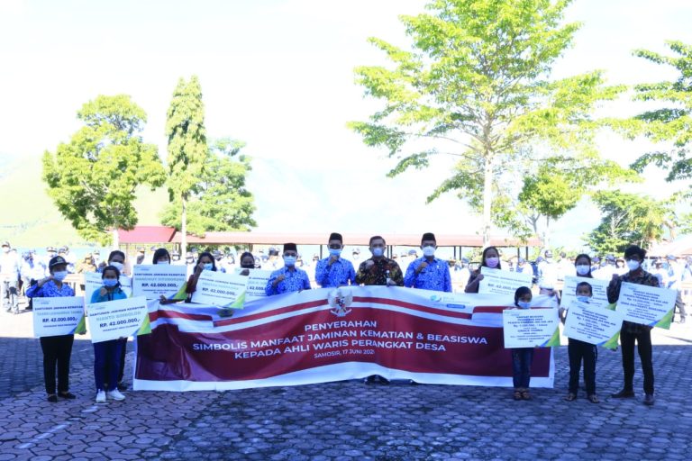 Sekretaris Daerah Kabupaten Samosir Serahkan Jaminan Kematian Aparatur Desa Tahun 2020