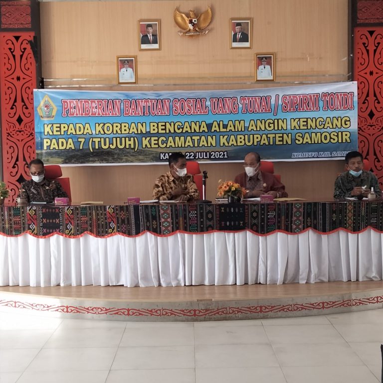 Pemerintah Kabupaten Samosir memberikan Bantuan Sosial Uang Tunai/Sipir ni Tondi Kepada Korban Bencana Alam Angin Kencang