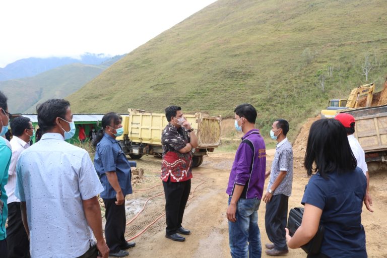 Bupati Samosir Monitoring Perbaikan Jalan di Kecamatan Harian