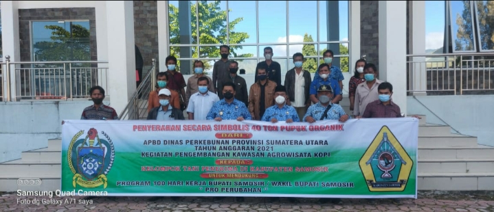 Wujudkan Program Seratus Hari Kerja, Bupati Samosir Menyerahkan Secara Simbolis Bantuan Pupuk Organik Gratis di Upacara Hari Kesadaran Nasional