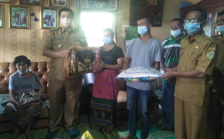 Bupati Samosir Monitoring Sekaligus Memberikan Bantuan Sosial Kepada Korban Bencana Alam Angin Kencang di Kecamatan Palipi