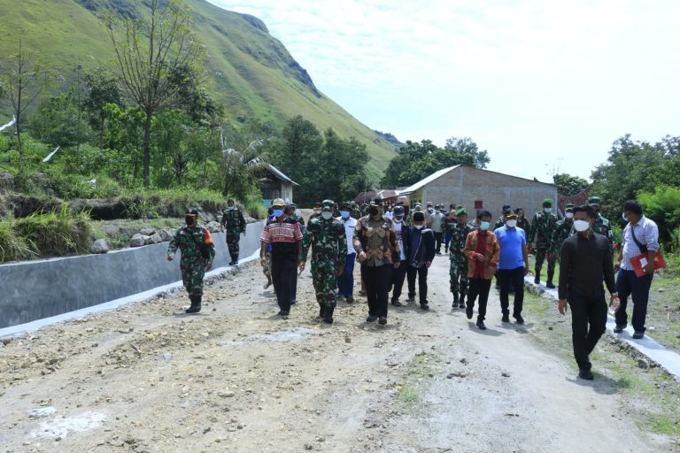 Bupati Samosir Bersama Danrem 023/KS Secara Resmi Tutup Karya Bhakti TNI Kodim 0210/TU di Desa Bonandolok Kabupaten Samosir