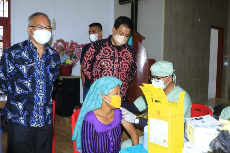 Monitoring Pelaksanaan Vaksinasi Massal di Kecamatan Onan Runggu dan Nainggolan, Bupati Samosir Himbau Warga Tetap Patuhi Protokol Kesehatan