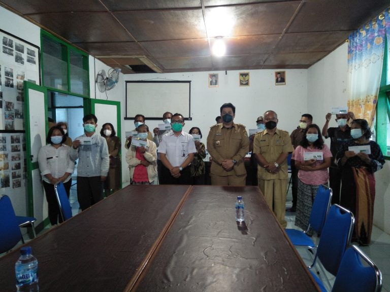 Bupati Samosir Serahkan Kartu JKN KIS di Wilayah Puskesmas Ambarita