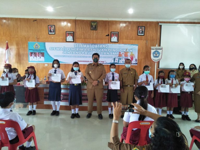Bupati Samosir Serahkan Bantuan Pendidikan Bagi Siswa/i Berprestasi dan Bantuan Sosial bagi Anak Yatim Piatu di Kabupaten Samosir