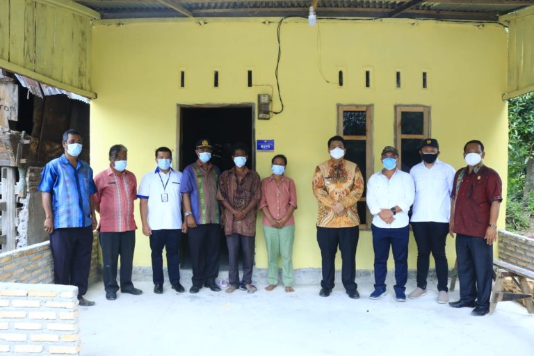 Bupati Samosir Monitoring Program Bedah Rumah Swadaya Sekaligus Pemasangan Peneng Berlogo BSPS.