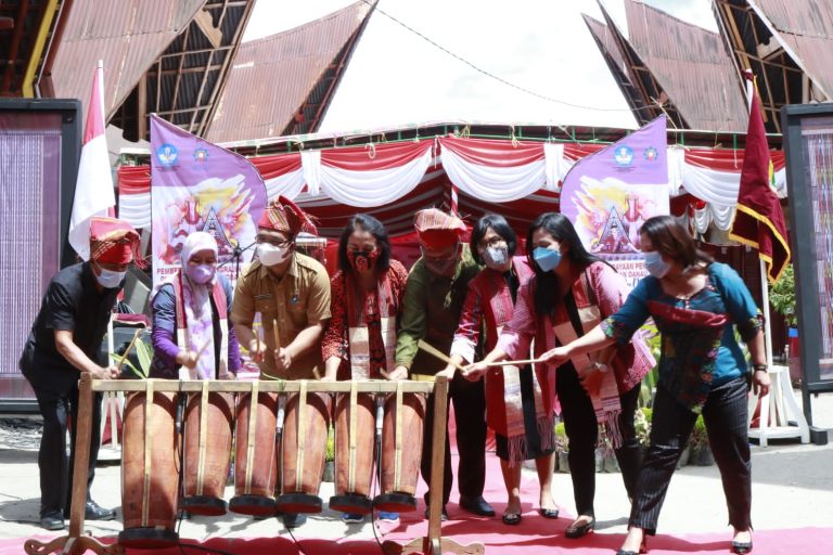 Bupati Samosir Membuka Secara Resmi Kegiatan Pemberdayaan Pengrajin di Kawasan Danau Toba