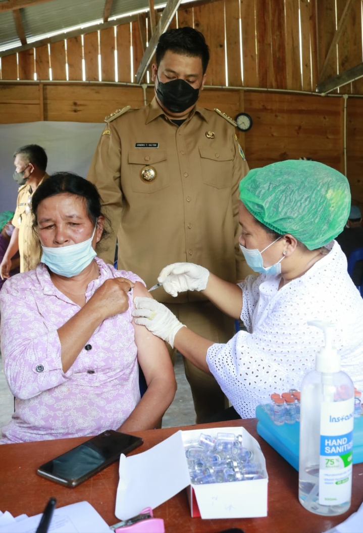 Bupati Samosir Tinjau Pelaksanaan Vaksinasi di Desa Simbolon Purba