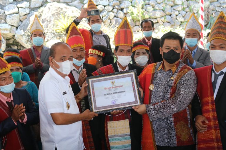 Bupati dan Wakil Bupati Samosir Hadiri Acara Pesta Riaria Pemindahan Makam Op. Markus Nainggolan 