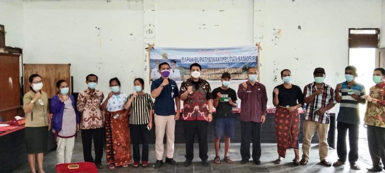 Bupati Samosir Serahkan JKN PBPU dan BP Kepada Masyarakat di Kecamatan Harian