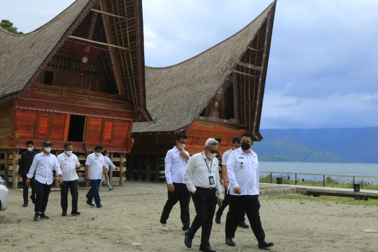 Bupati Samosir Bersama Asdatun Kejatisu Monitoring Revitalisasi Pembangunan Kampung Ulos dan Perkampungan Siallagan