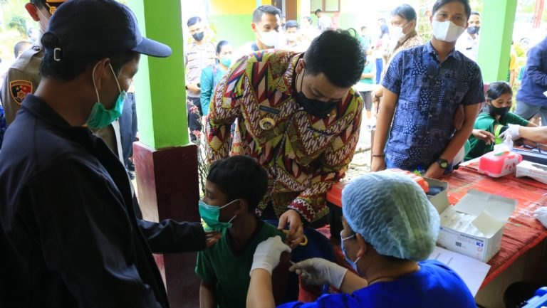 Launching Vaksinasi Anak Usia 6 s.d 11 Tahun Tingkat Kab. Samosir, Bupati Samosir Sampaikan Kepada Orang Tua Agar Tidak Takut dan Ragu Karena Vaksin ini Sudah Teruji
