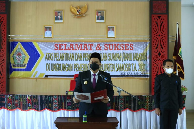 Lantik Pimpinan Tinggi Pratama dan Pejabat Administrator, Bupati Samosir: Laksanakan Tugas-Tugas Dengan Profesional, Bermoral, dan Proaktif