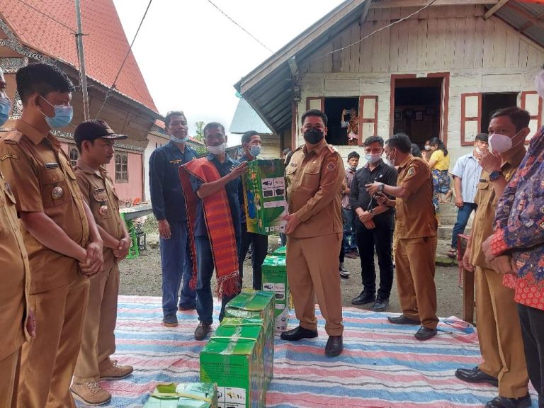 Bupati Samosir Serahkan Bantuan kepada Kelompok Tani Desa Siparmahan