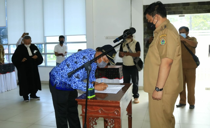 Bupati Samosir Melantik dan Mengambil Sumpah/Janji Tiga Pejabat Administrator