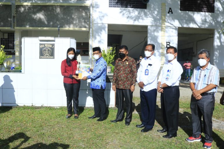 Bupati Samosir Hadiri Penyerahan Piala Juara Olimpiade Test Potensi Skolastik dan Akademik
