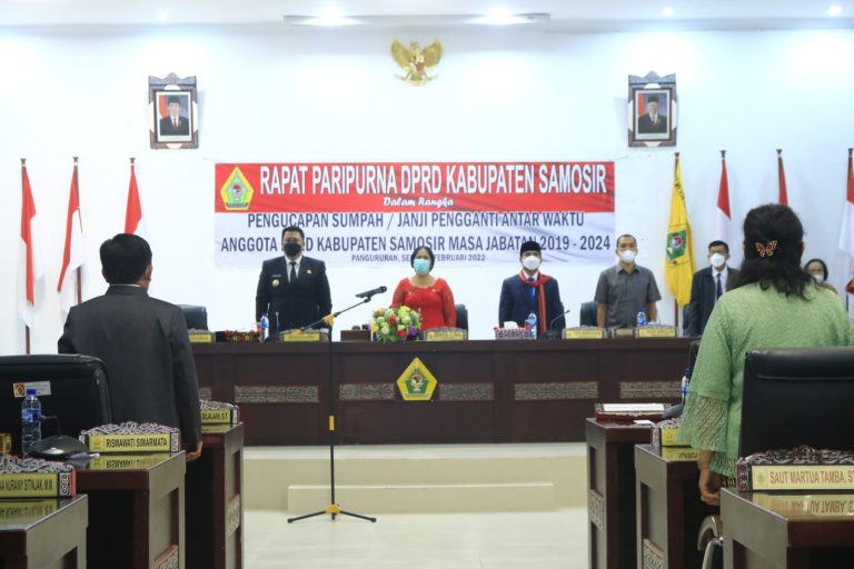 Bupati Samosir Hadiri Rapat Paripurna Pengucapan Sumpah/Janji Pengganti Antar Waktu Anggota DPRD Masa Jabatan 2019-2024