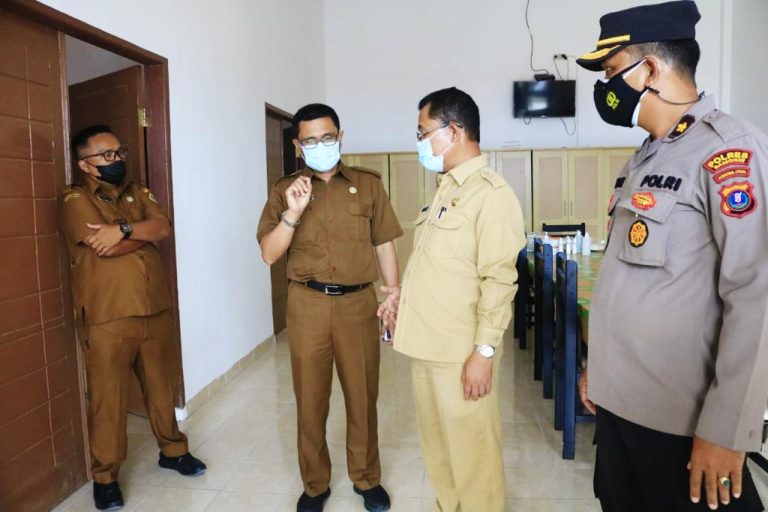 Kalaksa Tim Satgas Covid-19 Kabupaten Samosir Monitoring Kesiapan Tempat Isolasi Terpusat dan Sosialisasi Prokes di Pintu Masuk