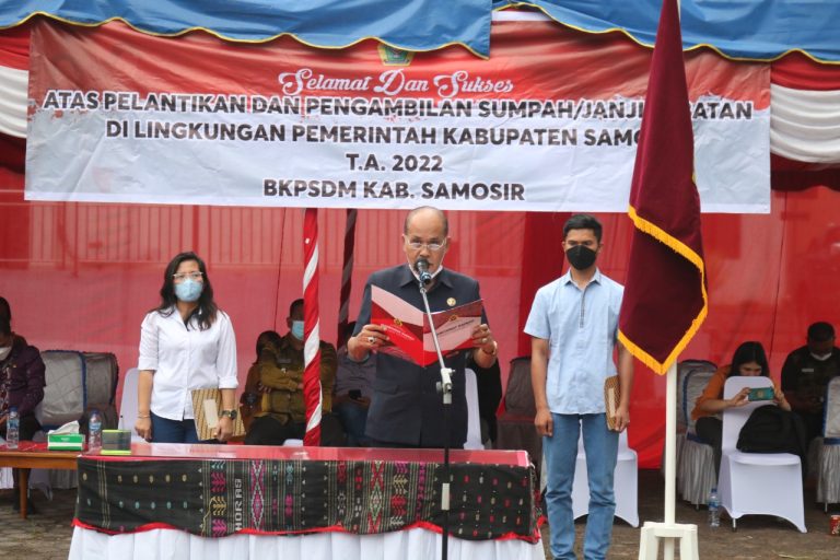 Wakil Bupati Samosir Melantik dan Mengambil Sumpah Janji 213 Kepala Sekolah di Lingkungan Pemerintah Kabupaten Samosir