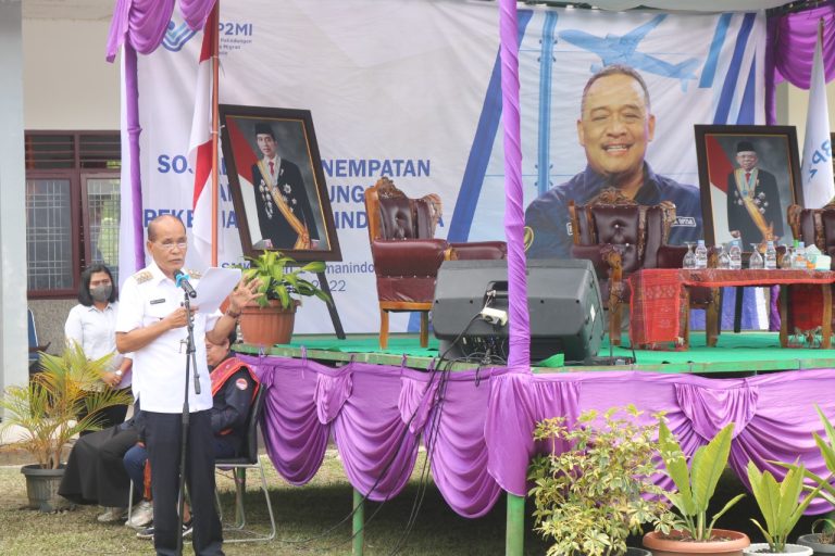 Wakil Bupati Samosir Buka Sosialisasi Penempatan dan Pelindungan Pekerja Migran Indonesia di SMK N 1 Simanindo