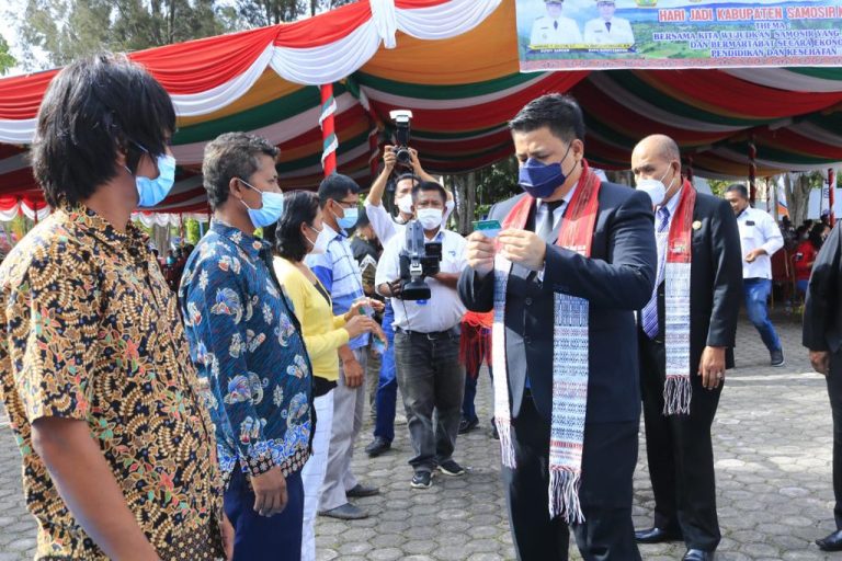 Bupati Samosir Bagikan Kartu BPJS Gratis dan Pupuk Gratis pada saat Perayaan Hari Jadi ke-18 Kabupaten Samosir