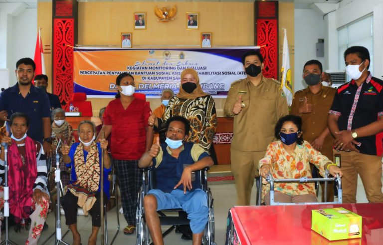 Bupati Samosir bersama Anggota Komisi VII DPR RI Fraksi Nasdem Salurkan Bantuan Sosial Asistensi Rehabilitasi Sosial