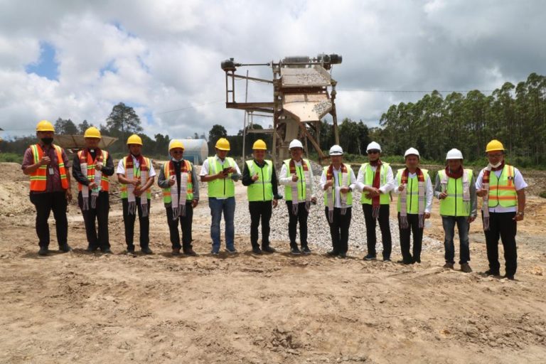 Gunting Pita Peresmian PT. Jogirama Batu Perkasa, Bupati Yakin dapat Memberikan Dampak Positif Bagi Perekonomian di Kabupaten Samosir