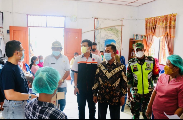 Dorong Percepatan Vaksinasi, Sekdakab Samosir Monitoring Pelaksanaan Vaksinasi di beberapa Lokasi
