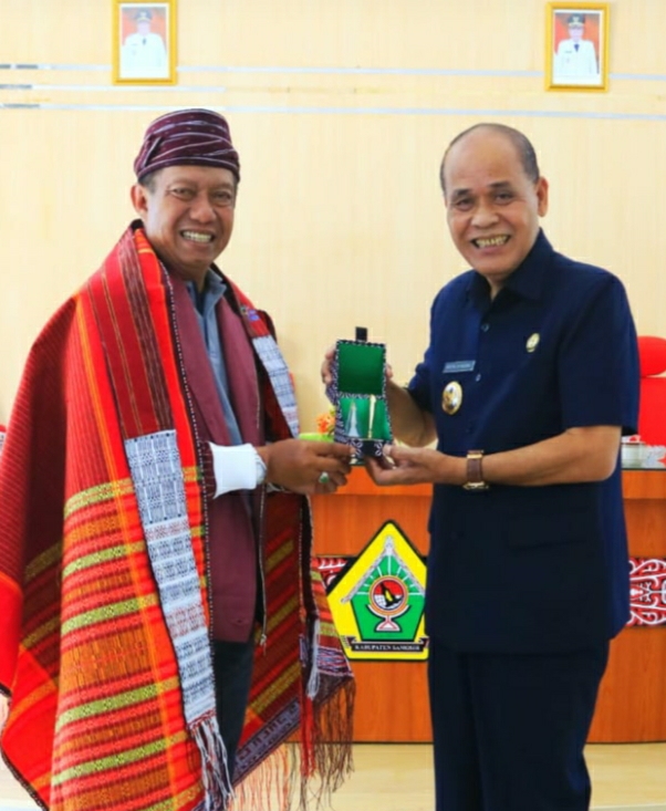 Kunjungan Kerja ke Kabupaten Samosir, Walikota Yogyakarta Sampaikan akan Membangun Kampung Tapanuli di Yogya Sebagai Wadah Promosi dan Pameran UMKM Tapanuli