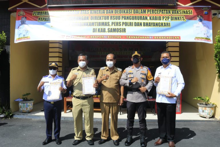 Wakil Bupati Samosir Hadiri Acara Pemberian Penghargaan Kategori Percepatan Capaian Vaksinasi