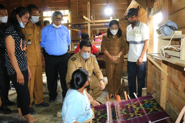 Bunga Desa Parhorasan, Bupati Samosir Kunjungi Sentra Tenun