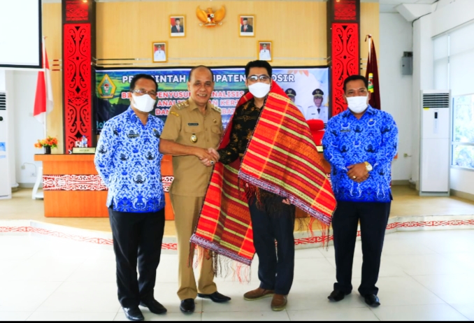 Buka Bimtek Penyusunan ANJAB, ABK dan EVJAB, Wabup Samosir: Manfaatkan Bimtek Dengan Baik Untuk Pencapaian 10 Program Unggulan Yang Telah Ditetapkan Dalam RPJMD