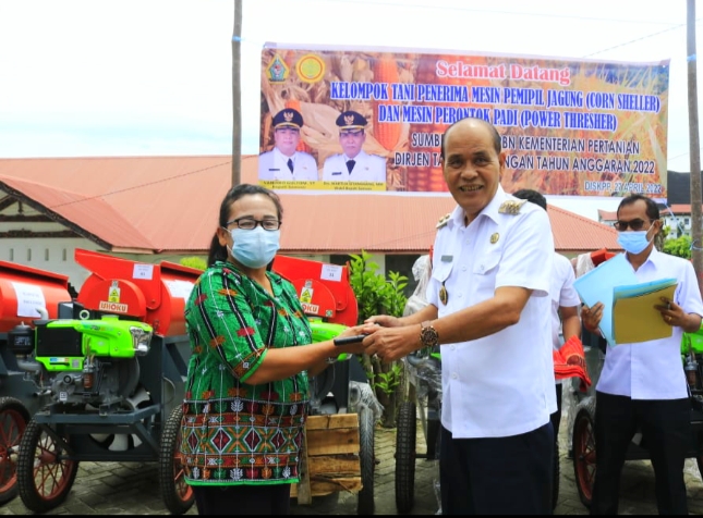 WAKIL BUPATI SAMOSIR SERAHKAN BANTUAN ALSINTAN