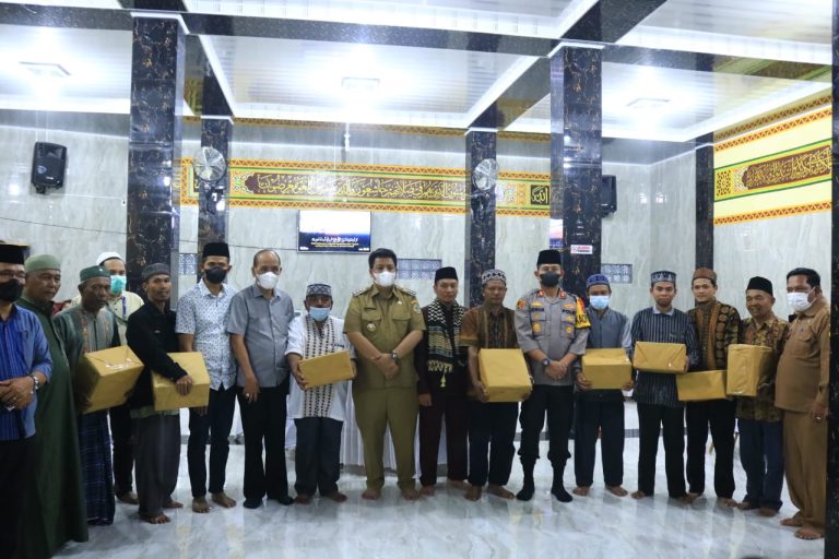 Buka Puasa Bersama Umat Muslim Bupati Samosir: Tingkatkan Toleransi  Antar Umat Beragama
