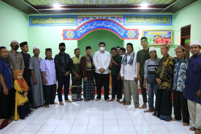 BUPATI SAMOSIR BUKA PUASA BERSAMA DENGAN UMAT MUSLIM SIMANINDO