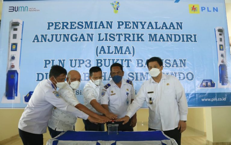 BUPATI SAMOSIR RESMIKAN PENYALAAN ANJUNGAN LISTRIK MANDIRI (ALMA) PELABUHAN SIMANINDO