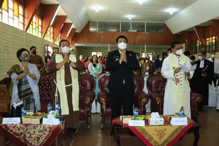 Perayaan Paskah Oikumene Kabupaten Samosir tahun 2022 BUPATI SAMOSIR: TINGKATKAN PERSAUDARAAN, KEBERSAMAAN, SALING MENGHORMATI DAN SALING MENGHARGAI PERBEDAAN