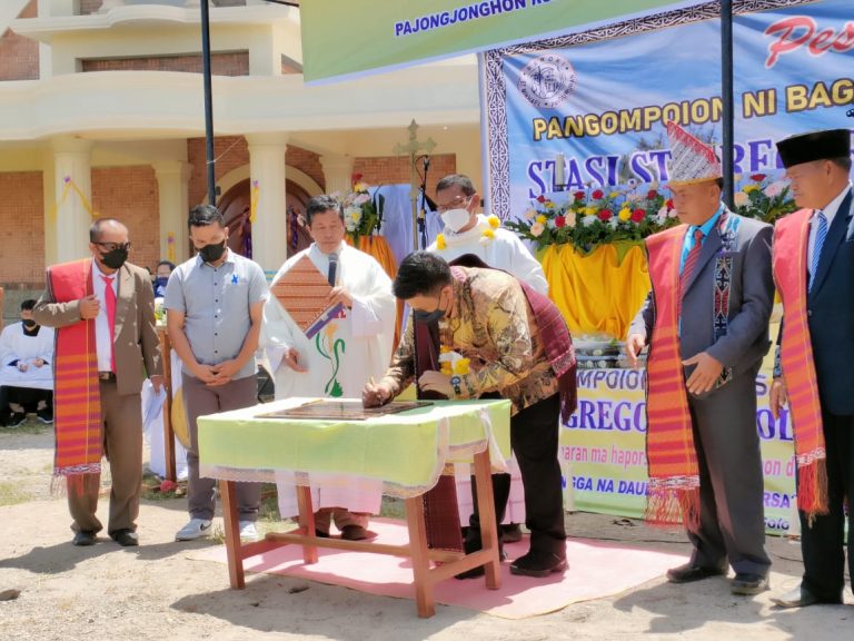 BUPATI SAMOSIR TANDA TANGANI PRASASTI DAN GUNTING PITA PERESMIAN GEREJA KHATOLIK GREGORIUS
